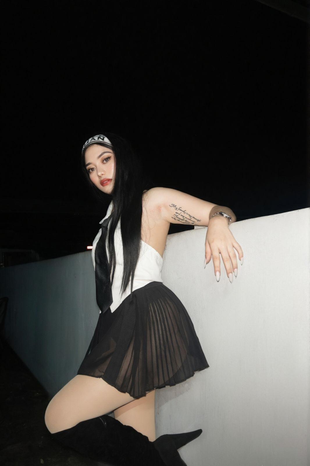 Khloe photo 6